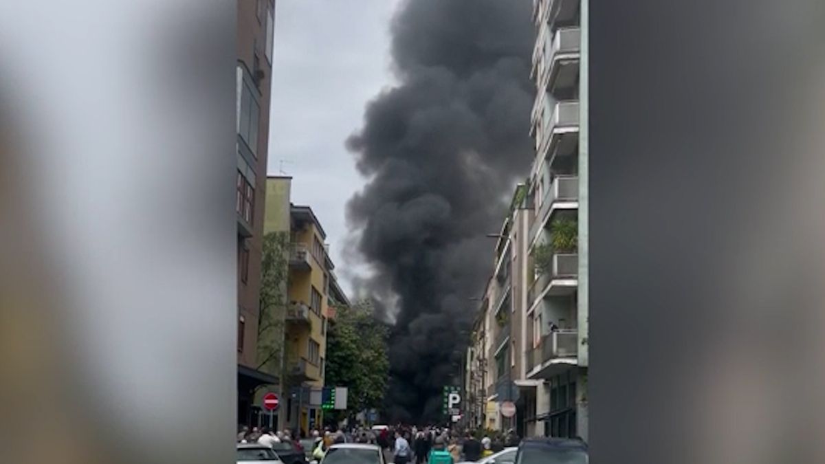 Milánem otřásl výbuch. Hoří několik aut